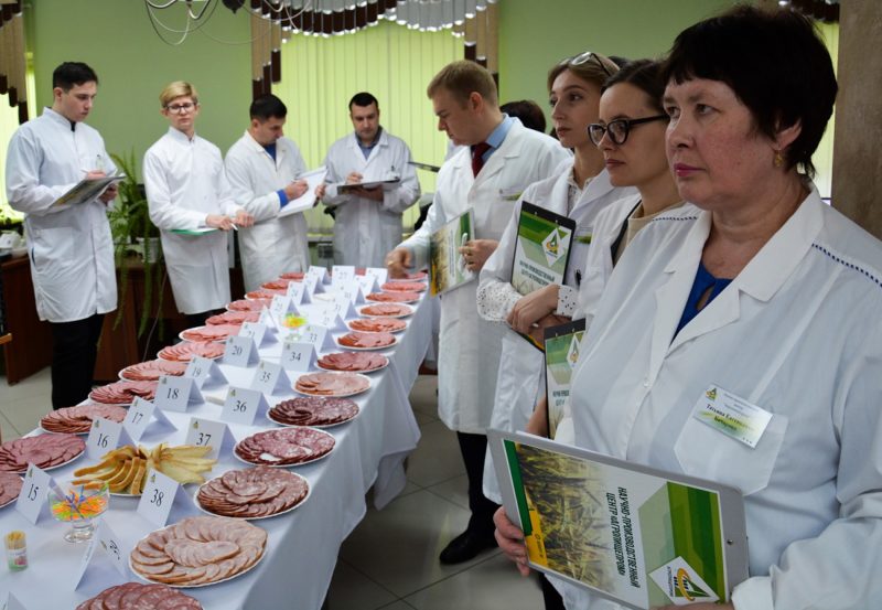 В НПЦ «Агропищепром» проверили на качество самый востребованный продукт любого застолья (от завтрака до банкета) – колбасы варено-копченые