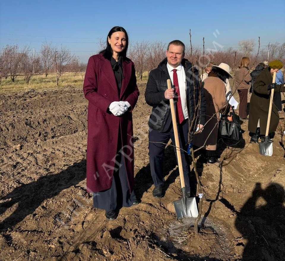Исполнительный директор НПЦ «Агропищепром» С.А. Колесников, совместно с РАН открыли «Мичуринский сад» в Республики Казахстан
